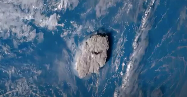 Поглед отвисоко: Изригването на вулкана в Тонга е било видимо и от Космоса thumbnail